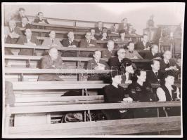 1930 Politikusok egy Előadóteremben. Magyar Fotóriport iroda, sajtófotóriport laboratórium és filmosztály. 23x17 cm.