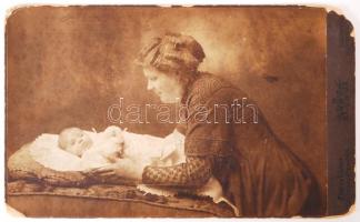cca 1900 Mai és Társa műhelyéből: Anya gyermekével, keményhátú fénykép kabinetfotó méretben /  Vintage photograph