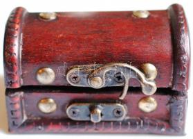 Kis dekoratív fa kincses ládika klf hajós érmékkel T:vegyes