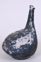 Gorka Lívia (1925-2011): Gyöngytyúk. Festett samott kerámia, jelzett, hibátlan, m:23 cm, h:15 cm