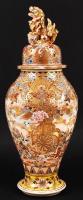 Antik japán fedeles Satsuma váza, Shishi védő oroszlánnal a tetején, több helyen jelzett, kézzel festett, hibátlan, talprész hiányzik, m:55 cm / Antique Satsuma floor vase