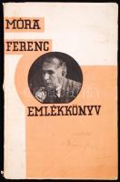 Emlékkönyv Móra Ferenc 30 éves irói jubileumára. Bp., 1932, Móra Ferenc Emlékkönyv Szerkesztősége. Fűzve, kiadói borítékban. Dedikált példány