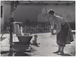 1939 Járai Rudolf (1913-1993): Fürdetés Kerepesen. Vintage alkotás, hátoldalán szerzői pecséttel, aláírással, 18x24cm