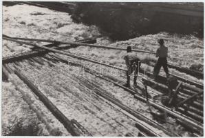 cca 1940 Osoha László: Tiszai tutaj. Vintage fotó, hátoldalán szerzői pecséttel, 15x22,5cm