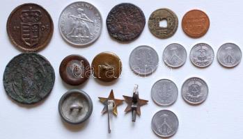Kis vegyes tétel, közte pénzek, gombok, érem replika, jelvény, összesen 18db T:vegyes