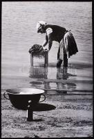 cca 1970 Kalocsai Rudolf: Mohácsi Dunapartnál. Vintage fotóművészeti alkotás, kartonra kasírozva, 27x40 cm