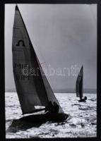 cca 1970 Balásy Pál: Forduló. Vintage fotó, balatoni vitorlás versenyről, sarkán hajtott, 40x27 cm