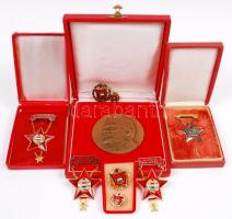 7db vegyes szocialista kitüntetés és emlékplakett tétel, közte "Szocialista Brigád", "Kiváló Dolgozó" és "Sztahanovista" kitüntetések, mindegyik dísztokban T:vegyes