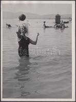 cca 1935 Kinszki Imre (1901-1945): Vízilabda. Vintage fotó, hátoldalán szerzői pecséttel és szignóval jelzett, 13x18cm