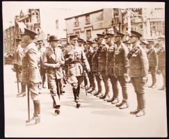 1931 A walesi herceg, későbbi VIII. Edward (1894-1972) a Guard of Honour-t szemlézi Eastbourne-ben, Photopress sajtófotó /  The Prince of Wales, later Edward VIII (1894-1972), inspecting the Guard of Honour in Eastbourne, press photo, 20x24cm