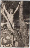 1941 Dr. Csörgeő Tibor (1869-1968) erotikus fotóművészeti vintage alkotása, 17,5x11cm, (egyik sarkán törés)