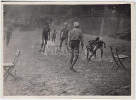 cca 1930 Kinszki Imre (1901-1945): Játék. Vintage fotó, hátoldalán szerzői pecséttel jelzett, 13x18c...