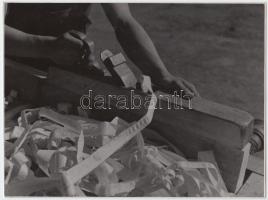 1939 Korschelt Miklós (1900-1982): Falusi asztalos. Vintage fotó, hátoldalán feliratozott, 17,5x23,5cm