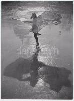 1937 Szendrő István (1908-2000): Korcsolyázó hölgy. Vintage fotó, 23x17cm