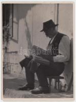 cca 1940 Dulovits Jenő (1903-1972): Kis pihenő. Vintage fotó, hátoldalán szerzői pecséttel, 12x9cm