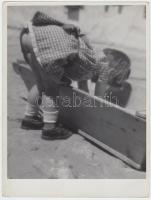 1939 Csík Ferenc (1894-1984): A kis mosónő. Vintage fotó, hátoldalán szerzői pecséttel, 24x18cm