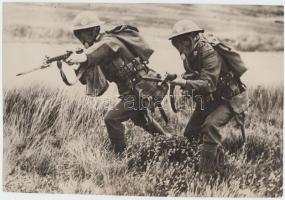 1914-1918 1db régi, katonai fotó: támadás egy elgázosított harcmezőn az első világháborúban / Military photo from WW. 1., 18x24cm