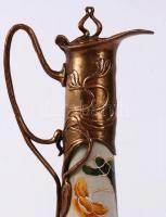 Kézzel festett, fajansz karaffa szecessziós stílusú bronz füllel, talppal, kiöntővel és zsanéros fed...