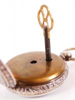 cca 1880-1890 Növényi arabeszkkel díszített, ezüst (Ag) tokos, kulcsos zsebóra 800-as tisztaságú svá...