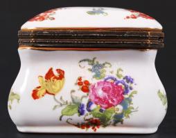 cca 1919 Virágokkal, és fedelén rokokó jelenettel díszített, jelzett schorndorfi porcelán szelence d...
