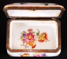 cca 1919 Virágokkal, és fedelén rokokó jelenettel díszített, jelzett schorndorfi porcelán szelence d...