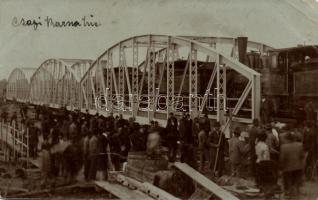 Csap vasúti hídépítés, terhelési próba / railway bridge construction, locomotive, photo (EB)