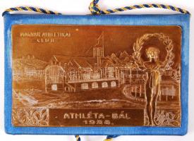 1928 Magyar Athletikai Club Athleta bál táncrend tartó. Réz plakettel, dombornyomott címeres belső r...