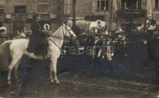 1919 Horthy Miklós fővezér bevonulása a magyar nemzeti hadsereg élén; a polgármester üdvözlő beszéde a Gellért szálló előtti téren