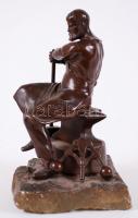 Kovács mester, bronzírózott fém, mészkő talapzaton, m:18 cm