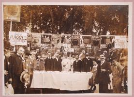 1912 Csepeli pártünnepély Maggi ételízesítő kóstolással. Fotó 18x13 cm /
1912 Csepel Maggi tasting p...
