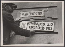 1938 Komárom. Leszedik a csehszlovák utcajelzéseket. Fotó / Komarno removing the Czechoslovakian signs 18x13 cm