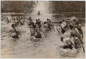 cca 1930 Kerékpárverseny résztvevői a vizes akadályon. Sajtófotó. (Hajtott) / cca 1930 Bicycle race. Press photo (folded) 24x16 cm