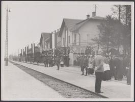 cca 1930 Veszprém vasútállomás a Szentjobb? fogadására összegyűlt tömeggel, katonákkal, rendőrökkel /  cca 1930 Veszprem railway-station