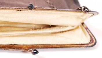 cca 1940 Horgolt láncszemes ezüst (Ag) színházi táska szattyánbőr béléssel, elöl horgolt díszsorral,...