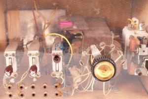 Egyenáramú mérnők által készített trafó, fa-plexi dobozban, 18×14×26 cm