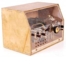 Egyenáramú mérnők által készített trafó, fa-plexi dobozban, 18×14×26 cm