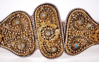 XIX. század: Orosz (kozák) ezüst (Ag) öv aranyozott ezüst filigrán veretekkel, türkiz berakással, 84...