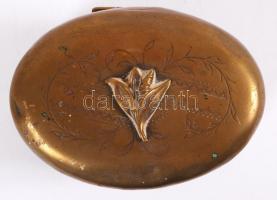 Réz lábas bonbonier, tetején virággal díszített, apró horpadások, m:8 cm, h:13 cm