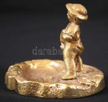 Tóba pisilő kisfiú, réz, m:7 cm