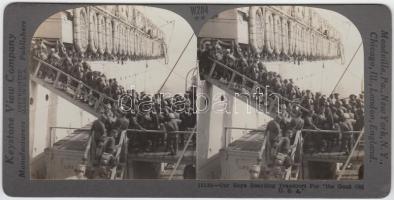 cca 1918 I. világháború amerikai katonák felszállnak a hazafelé tartó hajóra sztereófotó / cca 1918 World War I. US soldiers boarding for the ship home. Stereo photo
