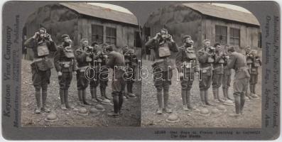 cca 1918 I. világháború. Amerikai katonák gázmaszkot próbálnak fel. Sztereófotó / cca 1918 World War I. US soldiers trying on the gas masks. Stereo photo