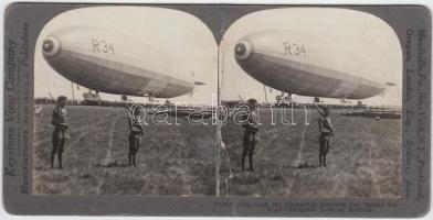 cca 1918 I. világháború. Amerikai R-34 katonai zeppelin. Sztereófotó kis hibával. /  cca 1918 World War I. US R-34 military zeppelin. Stereo photo with small fault