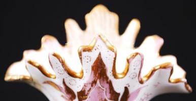 Régi, kézzel festett, aranyozott porcelán vázácska plasztikus virágdíszítéssel, restaurált / 
Vintag...