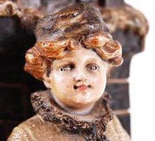 Kerámia állóóra korcsolyázásban megfáradt, ülő hölgy figurájával díszítve (az óra kijár a helyéről) ...