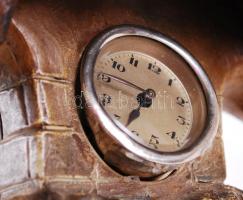 Kerámia állóóra korcsolyázásban megfáradt, ülő hölgy figurájával díszítve (az óra kijár a helyéről) ...