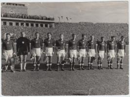 1953 Az Aranycsapat tagjai által aláírt fotó. a fénykép a Népstadionban készült az Ausztria elleni 6...