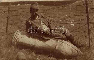 Soldier, relax on the bomb, photo (EK)