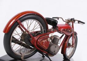 Csepel 125/49 egyedi motorkerékpár makett, "A Tanműhely összdolgozóitól szeretettel Kővári elvt...