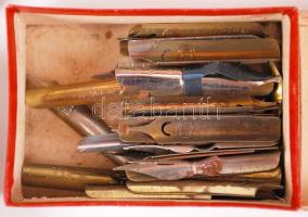 Töltőtollakat, sok tollhegyet tartalmazó háború előtti írószer tétel