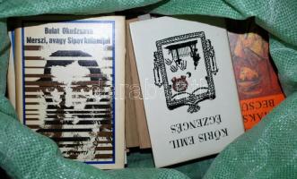 Több zsáknyi vegyes könyvtétel témánként bontva. Krimik, olcsó könyvtár, egyéb
